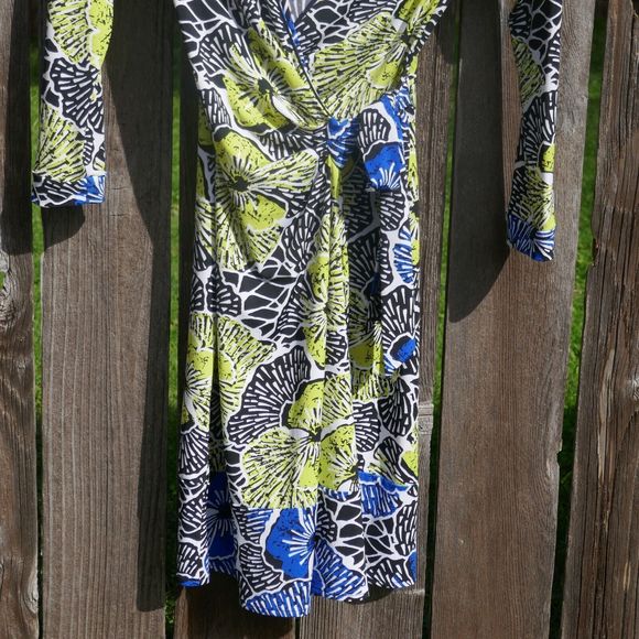 BCBGMaxAzria Wrap Dress 3/4 Sleeve Tropical Floral XS Yellow Blue Black White - Picture 4 of 9